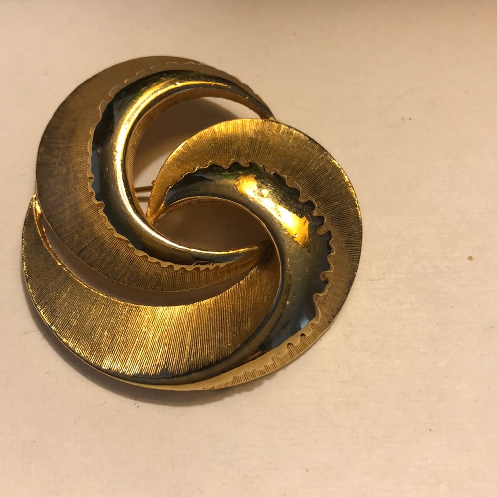 Gold Swirl Design Brooch